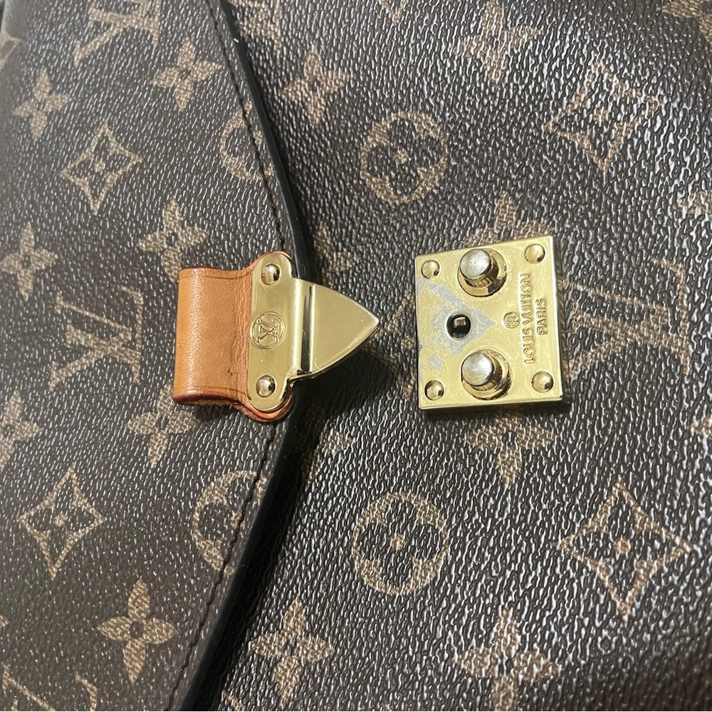 Elegant Brown Designer Crossbody Bag - Picture 4 of 9